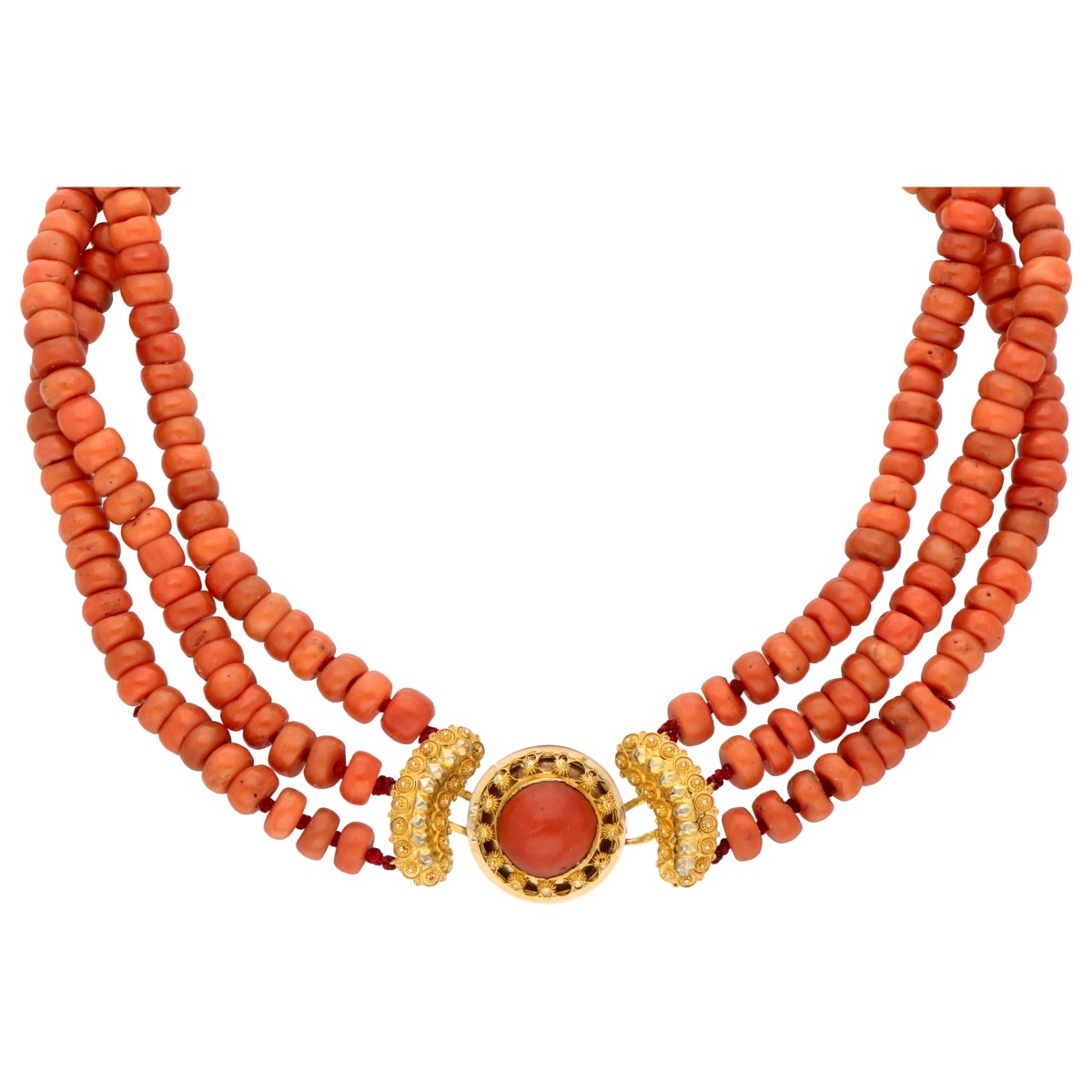 Drie-rijig antieke bloedkoralen collier met 14K geelgouden slot