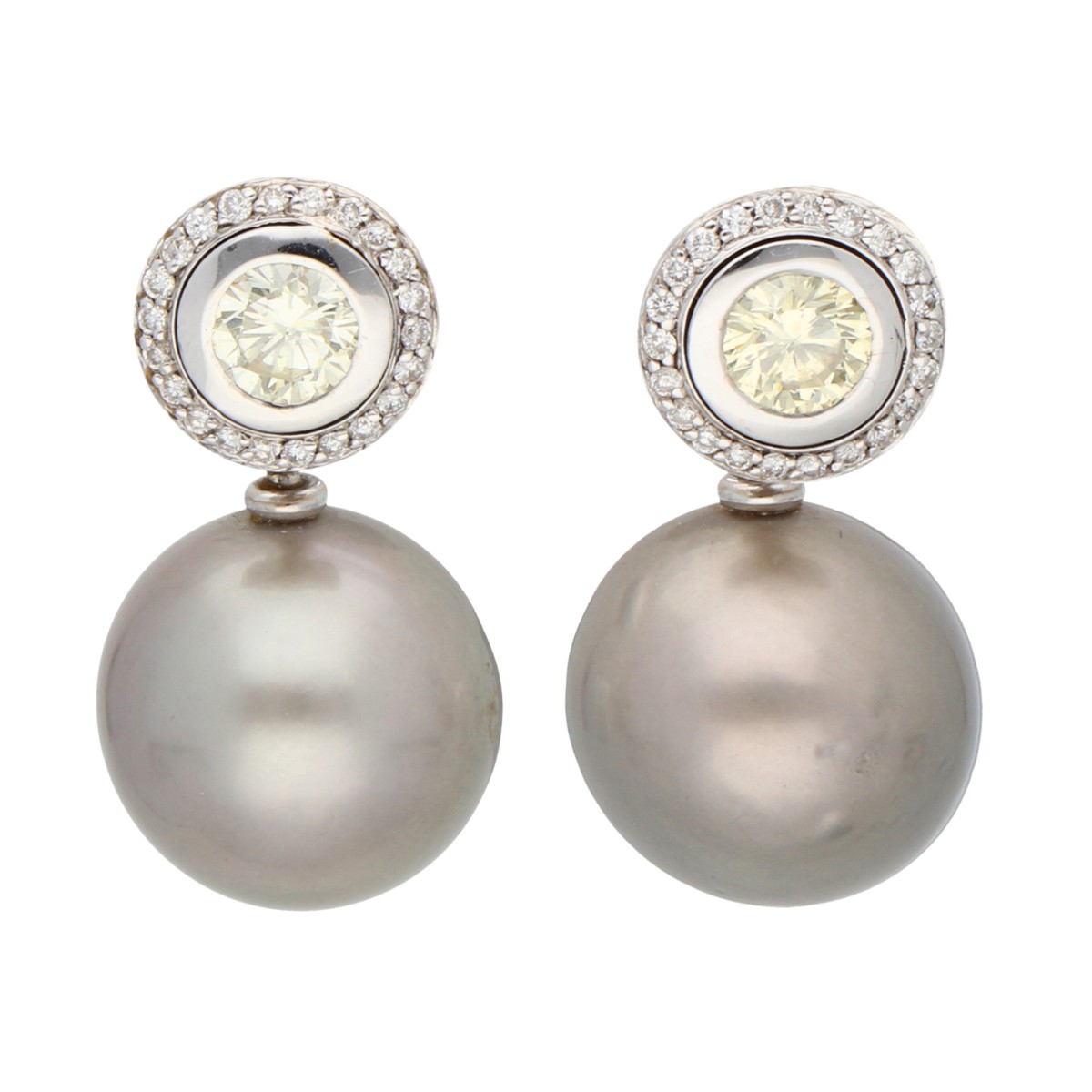 Goudwisselkantoor auction: 18K white gold ear studs set with diamond and pearl