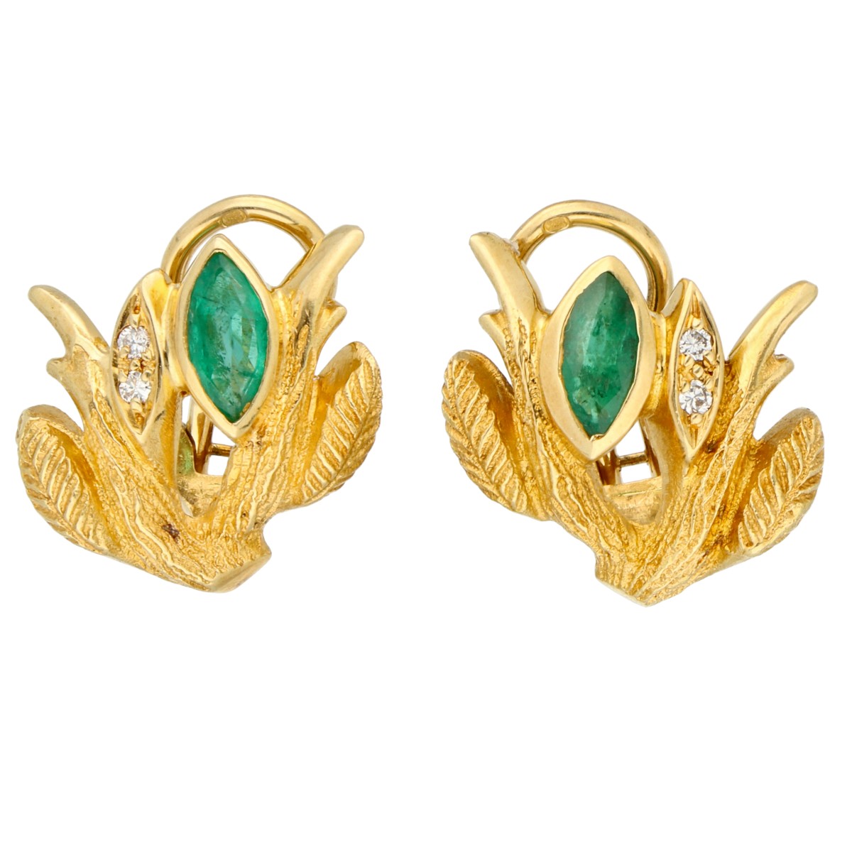 18K geelgouden oorstekers bezet met smaragd en diamant