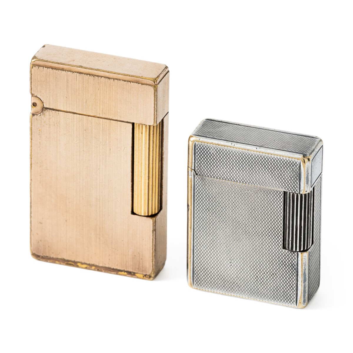 S.T. Dupont Ligne 2 Brushed gold plated finish aansteker / Ligne 1 small Guilloché aansteker verzilverd
